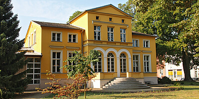 Die strahlend gelb getünchte Villa Lassen beherbergt mit dem Gerhart-Hauptmann-Museum das kulturelle Highlight von Erkner