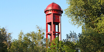 Der Turm lieferte früher Wasser für den Antrieb der Dampflokomotive.