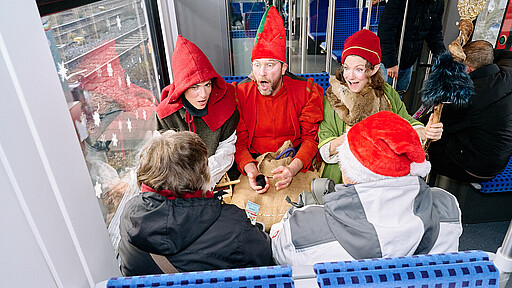 Wichtelbesuch in der Ringbahn Die Weihnachtswichtel haben vollen Einsatz gezeigt.