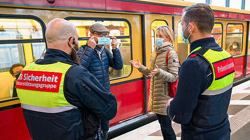 Kontrolle der Einhaltung der Hygienemaßnahmen Mitarbeiterinnen und Mitarbeiter der DB Sicherheit unterstützt von der Bundespolizei sind in Berliner und Brandenburger Zügen des Nah- und Fernverkehrs sowie in der S-Bahn zur unterwegs.