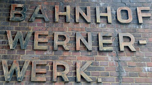 Bahnhof Wernerwerk Dieses Bahnhofsschild ist noch intakt.