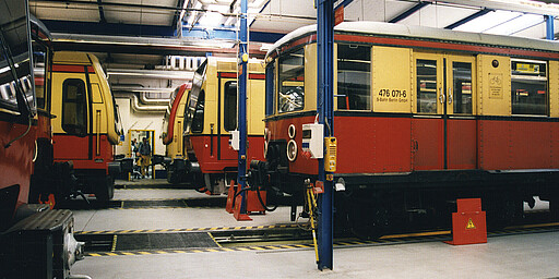 Werk Wannsee Blick in die Halle im Jahre 2000 mit den Baureihen 476/876, 480 und 481/482