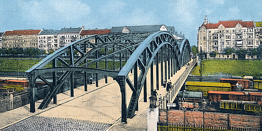 Hermannstraße Blick von der Neuköllner Ringbahnstraße Richtung Norden auf die 1912 erbauten Hertabrücke (zwei einfeldrige Stahlbogenbrücken) mit ihrer 50-Meter-Spannweite über den Güterbahnhof Neukölln.