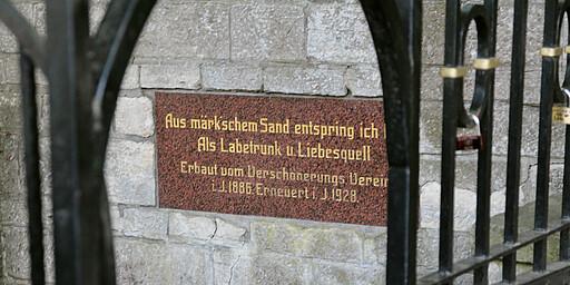Station 4: Liebesquelle  Die Quelle versiegte leider im Jahr 2005 und heute fließt nur noch normales Leitungswasser aus dem Hahn der Liebesquelle.