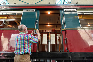„Am liebsten würde man einsteigen“ – stattdessen gibt es ein Foto vom historischen Zug in der Schauwerkstatt.
