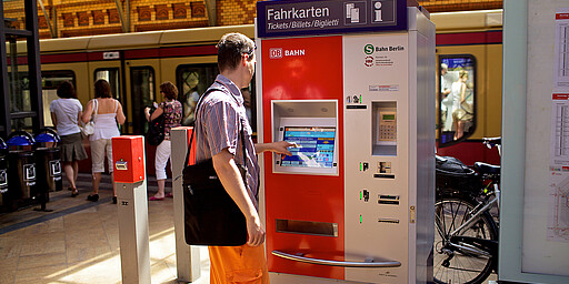 Fahrgast an Automat auf dem S-Bahnsteig des Bahnhofs Hackescher Markt