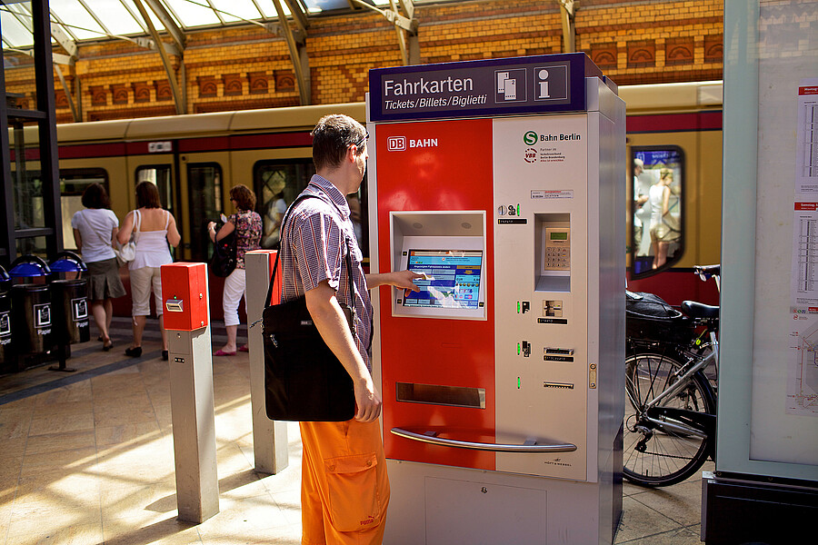 Fahrgast an Automat auf dem S-Bahnsteig des Bahnhofs Hackescher Markt