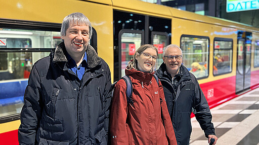 Kund:innenbeirat 2023 Ein engagiertes Trio für die Interessen der Berliner Fahrgäste: Beiratssprecher Harald Voß (links) und seinen beiden Stellvertreter:innen Ramona Sahlmann und Michael Weinland.