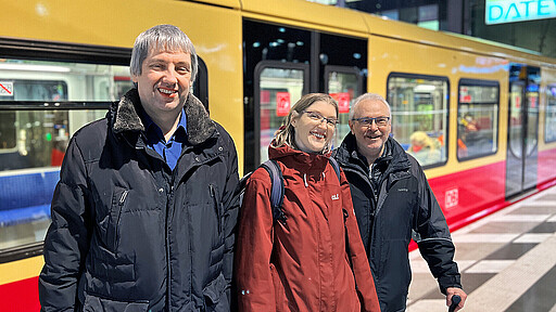 Kund:innenbeirat 2023 Ein engagiertes Trio für die Interessen der Berliner Fahrgäste: Beiratssprecher Harald Voß (links) und seinen beiden Stellvertreter:innen Ramona Sahlmann und Michael Weinland.