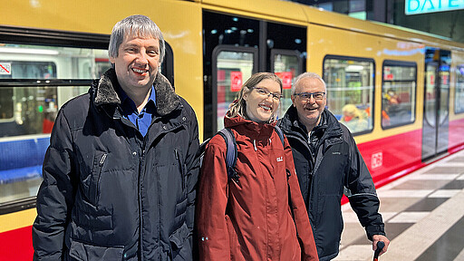 Kund:innenbeirat 2023 Ein engagiertes Trio für die Interessen der Berliner Fahrgäste: Beiratssprecher Harald Voß (links) und seinen beiden Stellvertreter:innen Ramona Sahlmann und Michael Weinland.