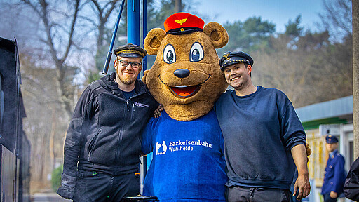 Dampflok „Klaus“ kommt auch am Jubiläumswochenende zum Einsatz. Tim Schmidt (l.) und Lukas von Glowacki freuen sich auf viele Besucher:innen.