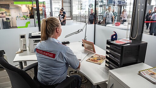 S-Bahnwache Ostkreuz, innen Blick aus der Wache in die Ringbahnhalle