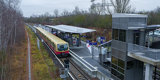 Gehrenseestraße Vogelperspektive S-Bahn am Bahnhof