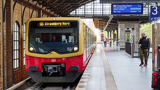 Diese Wagen sind leerer Wo Sie am ehesten einen Sitzplatz finden, sehen Sie direkt auf dem Digitalanzeiger an der Station.