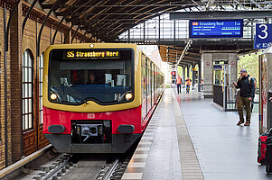 Diese Wagen sind leerer Wo Sie am ehesten einen Sitzplatz finden, sehen Sie direkt auf dem Digitalanzeiger an der Station.