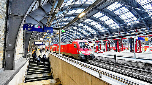 Die imposanten Hallendächer aus Glas und Stahl des Berliner Ostbahnhofs wurden vollständig erneuert.