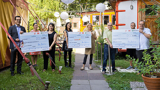 Sozialprojekte 2021 Scheckübergabe Vielen Menschen ein Lächeln ins Gesicht gezaubert (v. l. n. r.): Peter Buchner (S-Bahnchef) und Daniela Franke (Werbung und Kommunikation S-Bahn Berlin) haben bei bestem Sommerwetter die Schecks an Anna Bandt (Diakonie Stadtmitte), Anne Kirschneck (GrenzKultur), Britta Niehaus (Grenzkultur/Cabuwazi Treptow) sowie Rainer Rucktäschel und Ingo Freese (Verein Kleingartenanlage „Am Forsthaus“) übergeben.