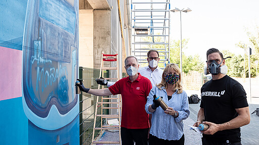 V. l. n. r.: Alexander Kaczmarek, Konzernbevollmächtiger der DB für Berlin, Jochen Kabisch, Leiter des Bahnhofsmanagements der Berliner Regional- und S-Bahnhöfe, Juliane Witt, Bezirksstadträtin für Weiterbildung, Kultur, Soziales und Facility Management des Bezirksamts Marzahn-Hellersdorf und der Graffiti-Künstler Steven Karlstedt am S-Bahnhof Berlin-Marzahn.