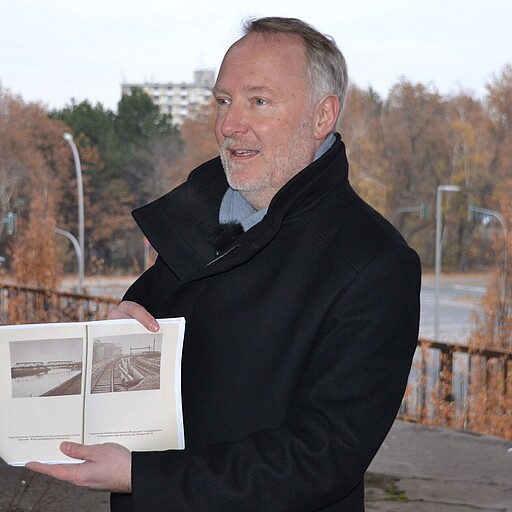 Pressetermin Siemensbahn Alexander Kaczmarek erklärt an Hand historischer Unterlagen den Verlauf der Siemensbahn.