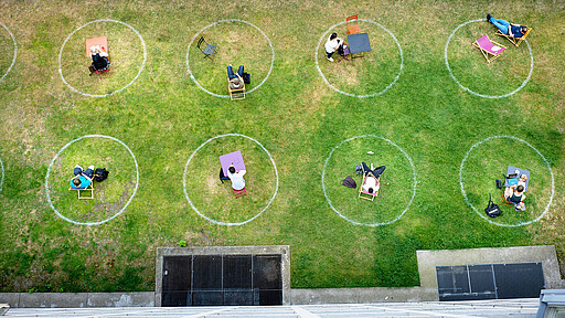 Lesen und lesen lassen 2 Hoffentlich bald wieder möglich: Lesen und Seele baumeln lassen in der Frischluft-Bibliothek vor der Amerika-Gedenkbibliothek.