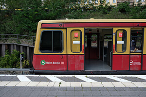 Baureihe 485 am Bahnhof Hermannstraße