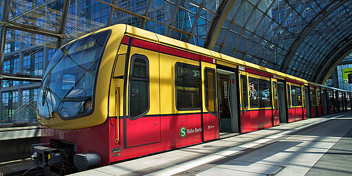 S Fahrzeug der BR 481 im Hauptbahnhof