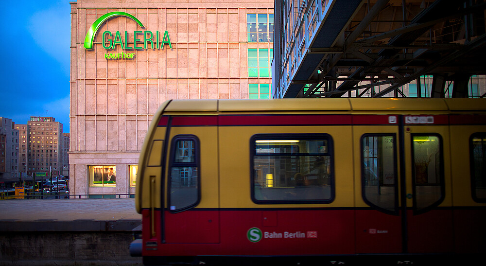 S-Bahnhof Alexanderplatz S-Bahnhof Alexanderplatz mit Kaufhof im Hintergrund