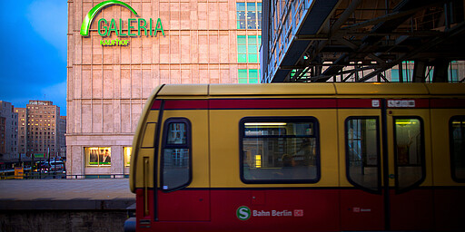S-Bahnhof Alexanderplatz S-Bahnhof Alexanderplatz mit Kaufhof im Hintergrund