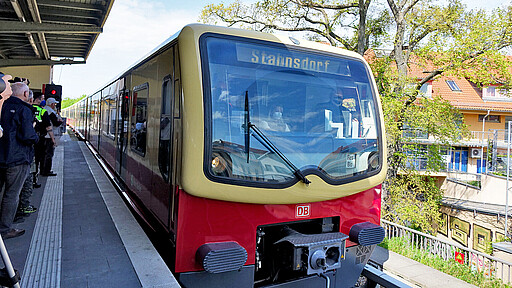 Zugtaufe Stahnsdorf Los geht’s: Der Zug fährt ein am S-Bahnhof Potsdam-Babelsberg.