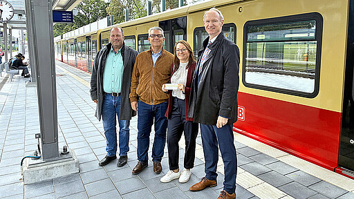Eröffnung Blankenfelde Ortsvorsteher Andreas Babernitz, Bürgermeister Michael Schwuchow, Landtagsabgeordnete Ines Seiler und Hartwig Rolf vom Ministerium für Infrastruktur und Landesplanung Brandenburg (v. l.) bei der Eröffnung des neuen Kombi-Bahnsteigs.