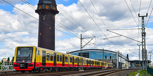 Ostkreuz Ein Testzug der neusten S-Bahn-Baureihe 483/484 fährt im Mai auf dem Ringbahnsteig des Bahnhofs Ostkreuz ein. Auf dem Teilnetz Ring/Südost werden ab 2021 diese neuen S-Bahnzüge fahren. Die Deutsche Bahn hat dafür 382 neue S-Bahn-Wagen in Auftrag gegeben. Hersteller der Fahrzeuge ist ein Konsortium der Unternehmen Siemens und Stadler. Die Züge verfügen über moderne ergonomisch geformten Fahrgastsitze und größere Mehrzweckbereiche mit Stellflächen für Kinderwagen und Fahrräder sowie über eine Klimaanlage.