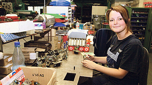 Portrait einer DB-Auszubildenden zur Mechatronikerin – Frauen qualifizieren sich heute für technische Spitzenberufe und erobern Karrierewege bei der Bahn.