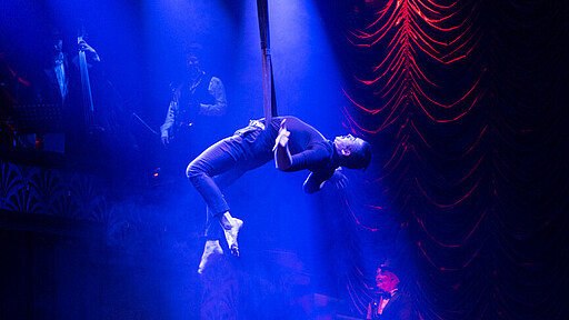 20 20 Vorpremiere Atemberaubende Luftakrobatik ließ das Publikum staunen.