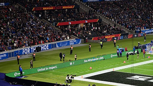 Fairness über Bande: Mit den Botschaften "United in Respect" und "Das Miteinander zählt"