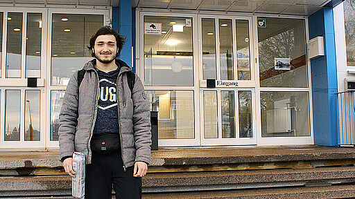 Mit Chance Plus in die Zukunft Feivel Zotter am Eingang zur Ausbildungswerkstatt von DB Training in Johannisthal