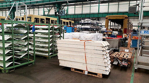 Material lagert während der Sanierung auf Gestellen