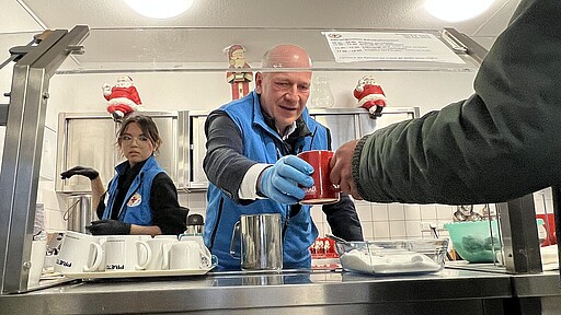 Hand in Hand für die gute Sache Der Regierende Bürgermeister Kai Wegner gab ebenfalls warme Getränke über den Tresen.