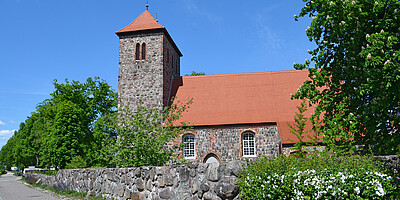 Die Dorfkirche thront mit ihrem mächtigen Turm aus dem 15. Jahrhundert gut sichtbar im alten Ortskern von Dahlewitz.