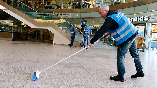 Mit Besen und Einsatz: Im Eingangsbereich des Ostbahnhofs wird kräftig gefegt.