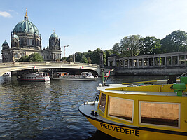 Blick über den Bug des Motorschiff MS Belvedere und über die Spree auf die Friedrichsbrücke und den Berliner Dom