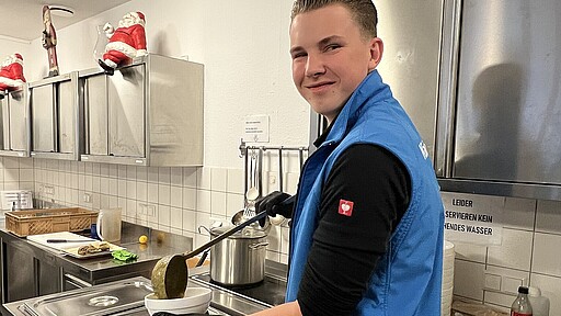 Azubi-Einsatz in der Bahnhofsmission David verteilt Suppe