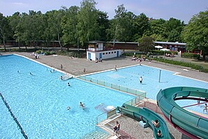 Direkt in der Parkanlage des Volksparks Humboldthain befindet sich das weitläufige Sommerbad Humboldthain.
