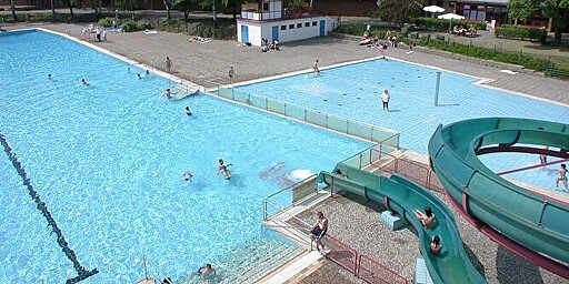 Direkt in der Parkanlage des Volksparks Humboldthain befindet sich das weitläufige Sommerbad Humboldthain.