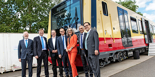 Die neue S-Bahn für Berlin om 1:1-Wagenmodell bis zur Serie: Die Entwicklung und Inbetriebnahme der neuen Baureihe für die S-Bahn Berlin war immer wieder ein schöner Anlass für Werkstatt- besuche und Pressetermine. Im Juni 2018 war wieder ein Meilenstein erreicht: Der erste fertig montierte Halbzug wurde präsentiert.