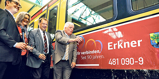 Die erste Zugtaufe einer Berliner S-Bahn V. l. n. r.: S-Bahn-Chef Peter Buchner, VBB-Chefin Susanne Henckel, Minister Jörg Vogelsänger und Jochen Kirsch, Bürgermeister der Stadt Erkner
