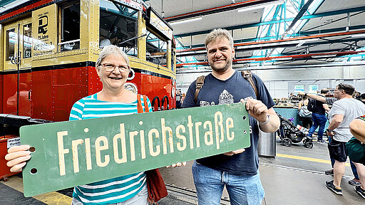 Tolle Mitbringsel Gruß aus längst vergangenen Zeiten: Beim Bahnmarkt am Tag der offenen Tore freuten sich die Besucher:innen über historische Fundstücke, die es zu kaufen gab.