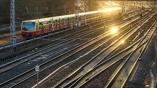S-Bahn in Friedrichsfelde Ost im Gegenlicht der untergehenden Sonne