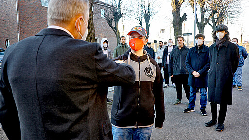 Angekommen um zu bleiben Nachwuchskräfte-Gesamtkoordinator Michael Hallmann begrüßte Marc Maurice Eichstädt und alle anderen Azubis mit der Corona-Begrüßungs-Faust anstatt mit Händeschütteln.
