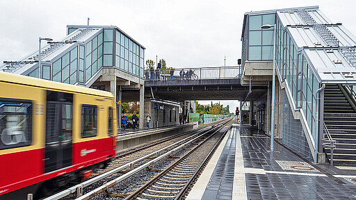 Die Bahnsteige liegen nun unter der neuen Brücke und sind barrierefrei erreichbar.