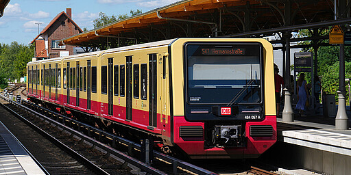 Eine S-Bahn der Baureihe 484 im S-Bahnhof Schöneweide als S47 auf dem Weg nach Hermannstraße